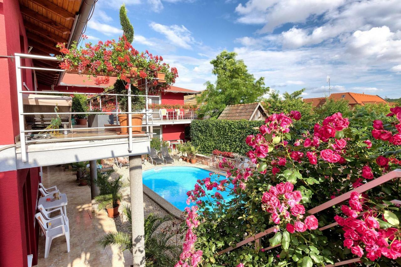 Apartmánový dom RED Hotel Podhájska Exterior foto