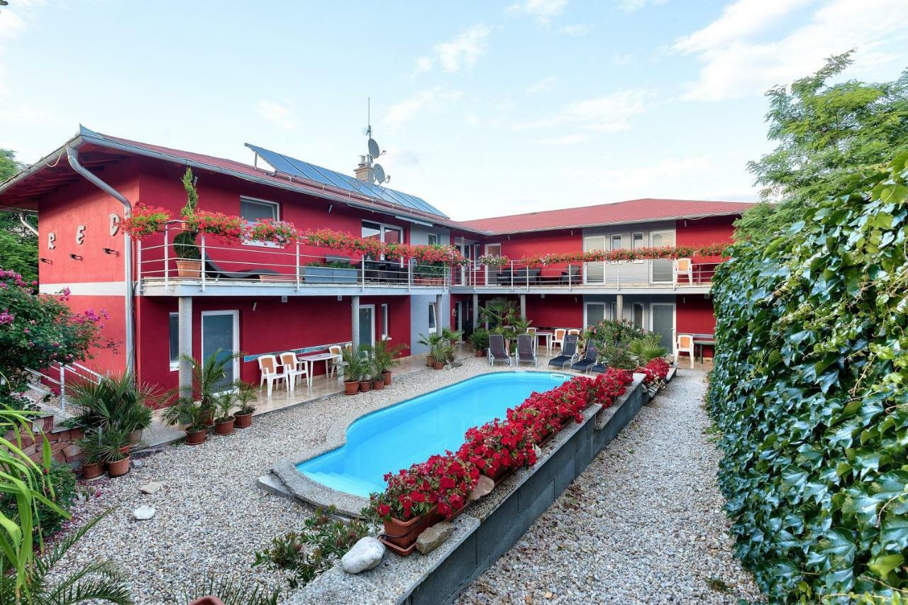 Apartmánový dom RED Hotel Podhájska Exterior foto