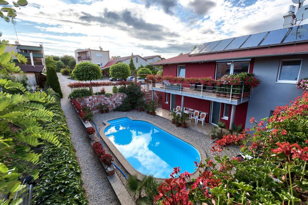Apartmánový dom RED Hotel Podhájska Exterior foto